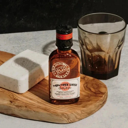 Daugiafunkcė priemonė vyrams 3 in 1, t.y. stiprinamasis šampūnas, kondicionierius ir kūno prausiklis viename 18.21 Man Made Wash Sweet Tobacco