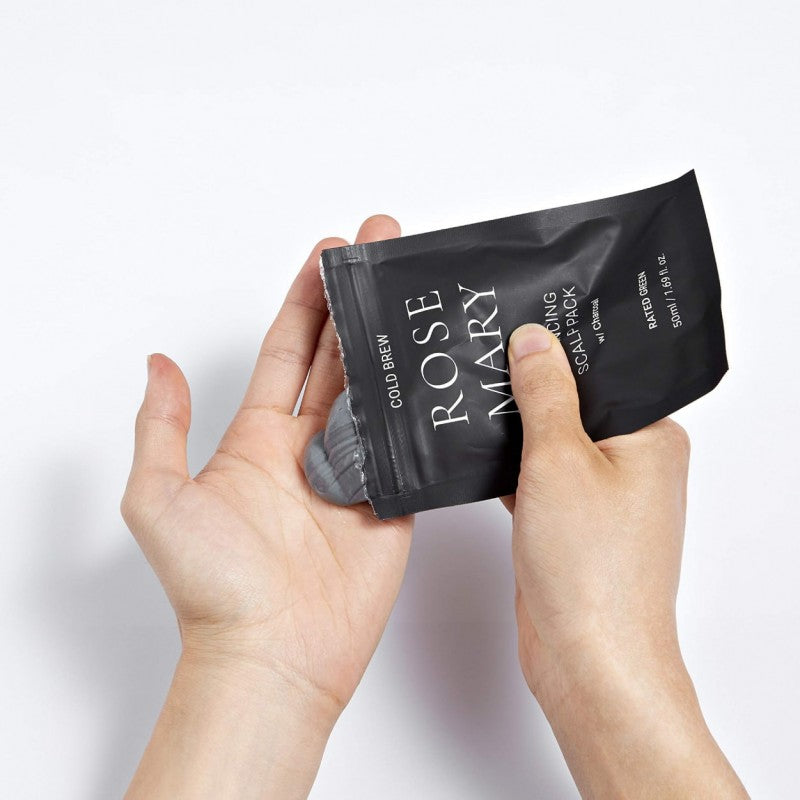 REAL MARY Atkuriamoji plaukų kaukė riebiems plaukams „Cold Brew Rosemary Balancing Scalp Pack with Charcoal“