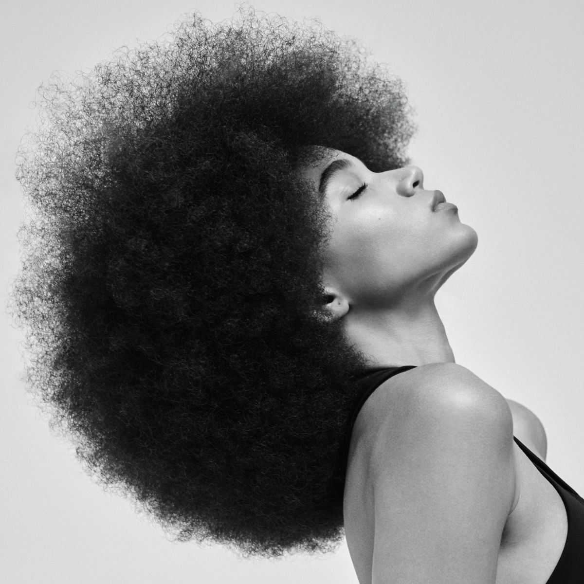 CURLY GLOW CONTROL HAIR MOUSSE stiprios fiksacijos garbanas modeliuojančios putos